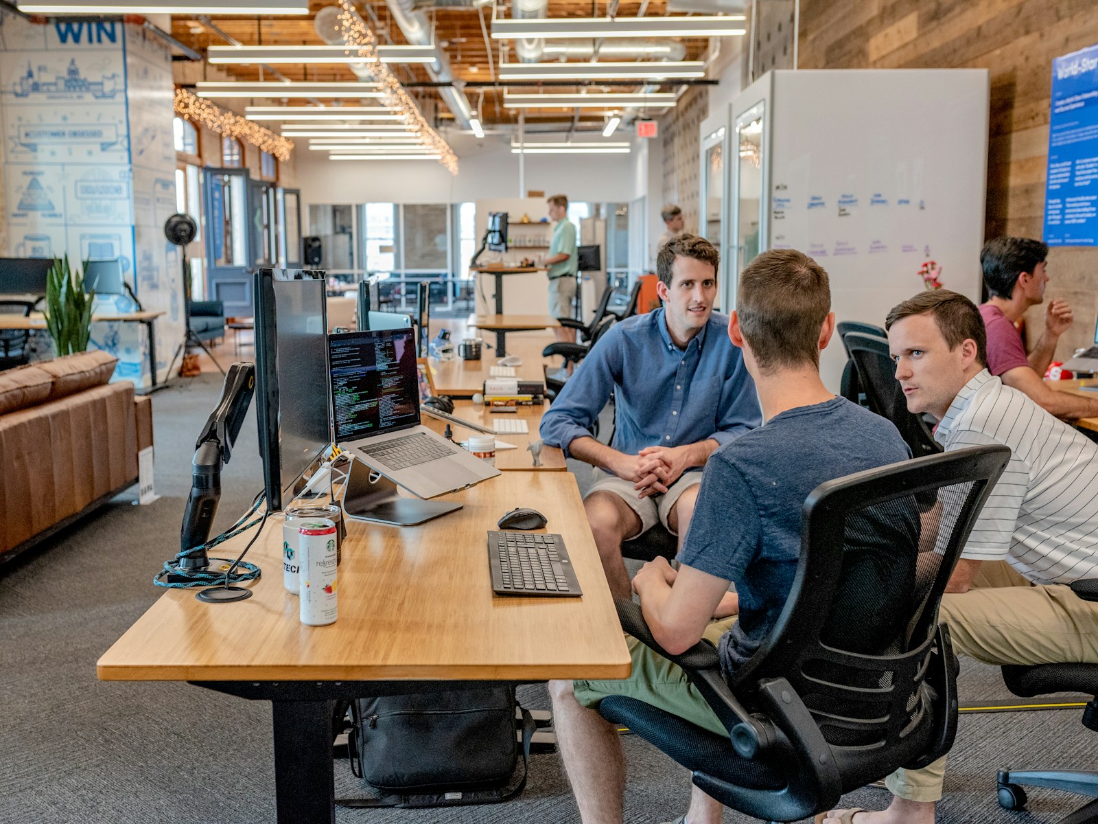 Round-table corporate workshop for AI income training in Canada